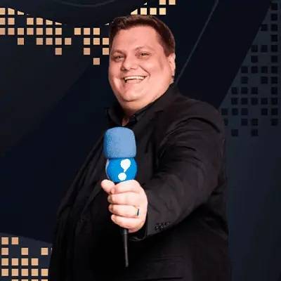 Jornalista e apresentador da Rede TV!, Thiago Michelasi comemora sucesso do programa Tô Na Fama! que já soma 30 milhões de visualizações