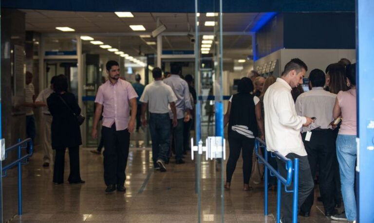 Agências bancárias fecham as portas nos feriados