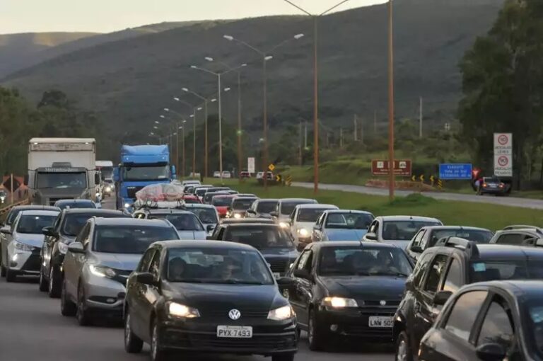 Volta do feriado tem pontos de congestionamento em rodovias de SP