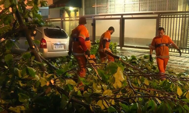 Equipes dos bombeiros procuram por nove pessoas soterradas em Angra