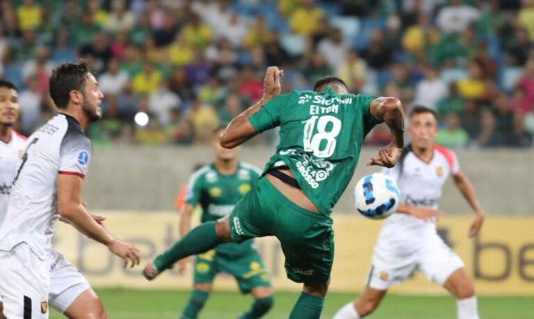 Cuiabá, Santos e Fluminense duelam esta noite pela Sul-Americana