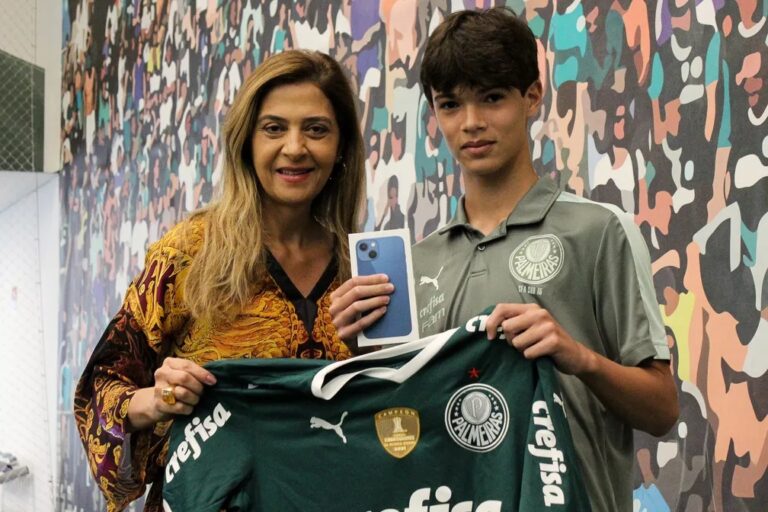 Tia Leila prêmia garoto da base com Iphone 13 novinho, após ter celular quebrado por Calleri