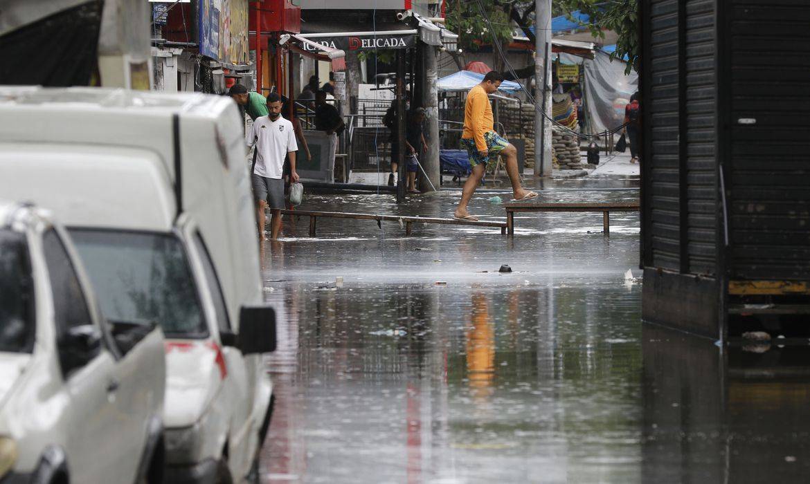 Chuva provoca alagamentos e altera rotina da cidade do Rio de Janeiro