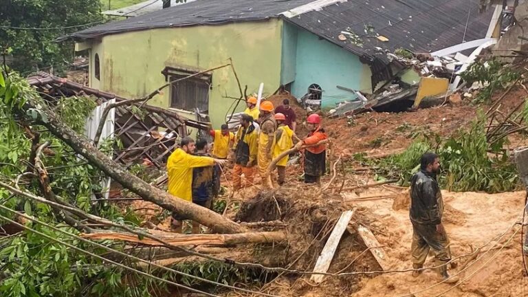 Temporal mata 8 no RJ; bombeiros buscam 13 desaparecidos em Angra