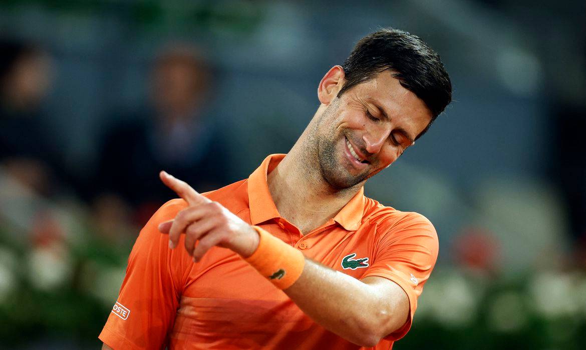Djokovic inicia campanha no Aberto de Madri com vitória sobre Monfils