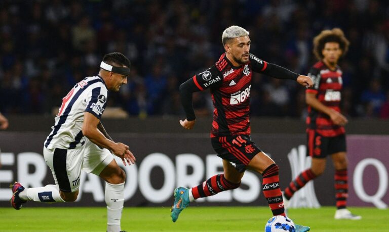 Flamengo joga mal, mas arranca empate com o Talleres na Libertadores