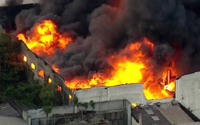 Incêndio destrói galpão na Vila Maria, em São Paulo