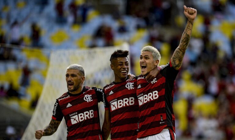 Flamengo bate o Goiás e alivia pressão momentaneamente