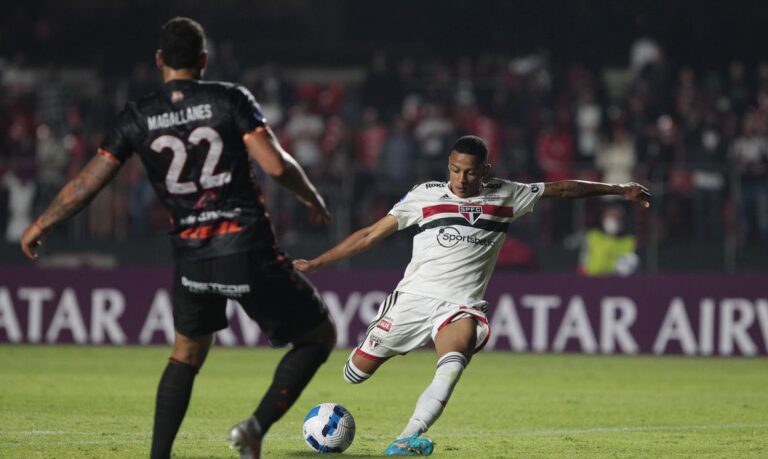 Com time de garotos, São Paulo supera Ayacucho na Sul-Americana