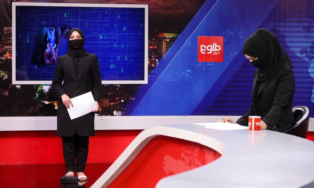 Apresentadoras de TV no Afeganistão cobrem o rosto um dia após desafiarem ordem do Talibã