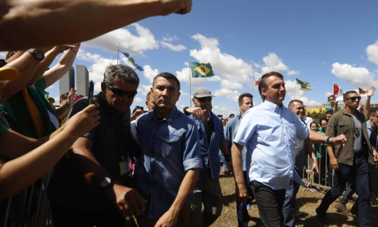 Bolsonaro faz rápida aparição e não discursa em manifestação contra o STF em Brasília