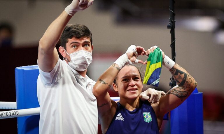 Bia Ferreira volta a vencer e avança às quartas do Mundial de Boxe