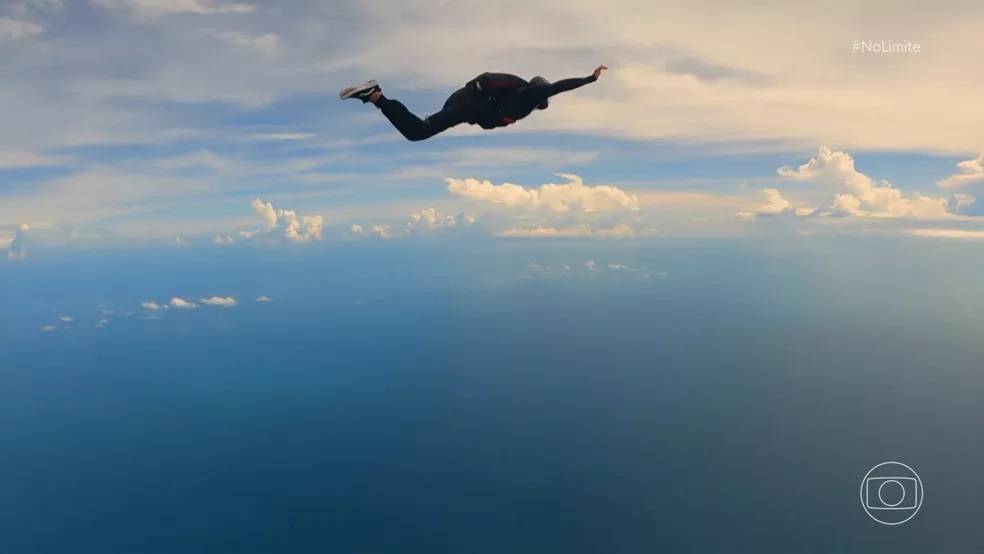Estreia do ‘No Limite 2022’: Fernando Fernandes chega de paraquedas e participantes nadando