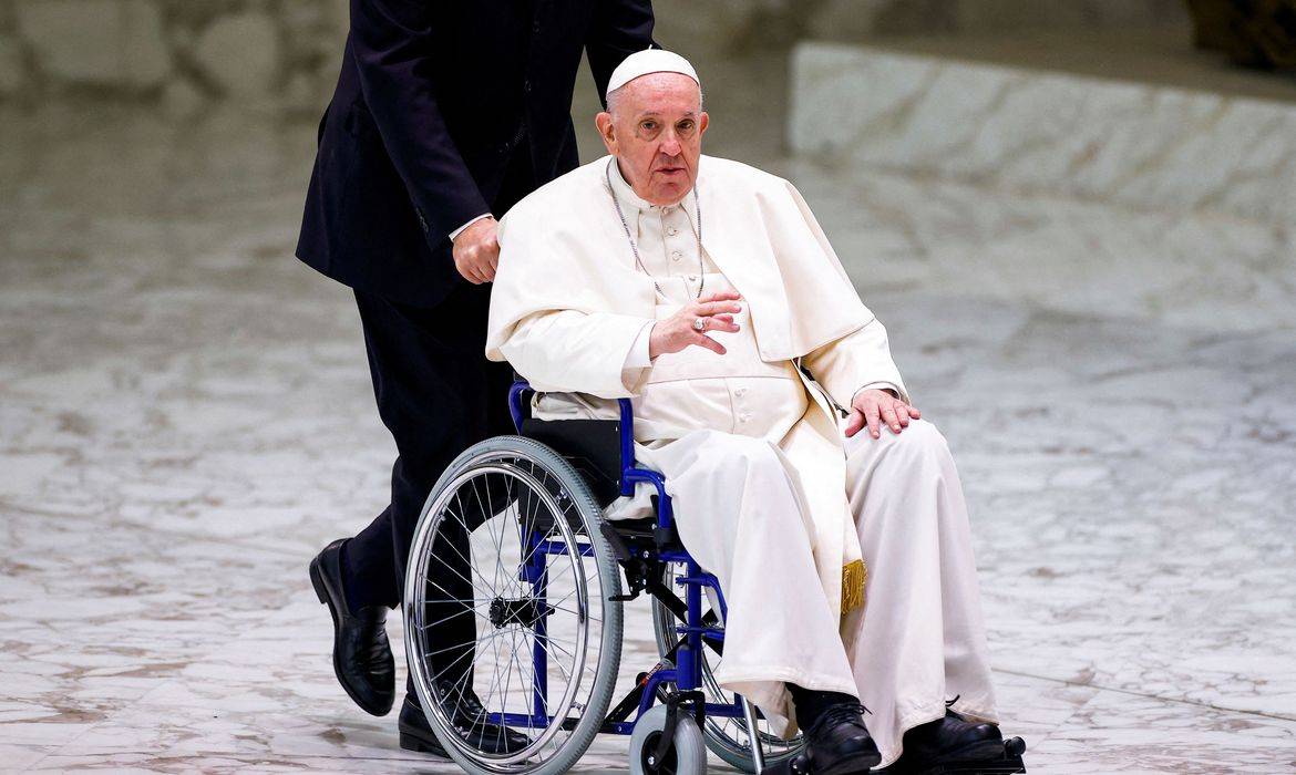 Viagem do papa à África em julho é adiada por problema no joelho