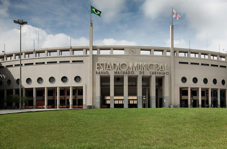 Praça Charles Miller e Museu do Futebol recebem feira do livro em SP