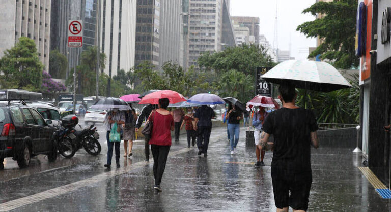 São Paulo tem céu encoberto e temperaturas em lenta elevação