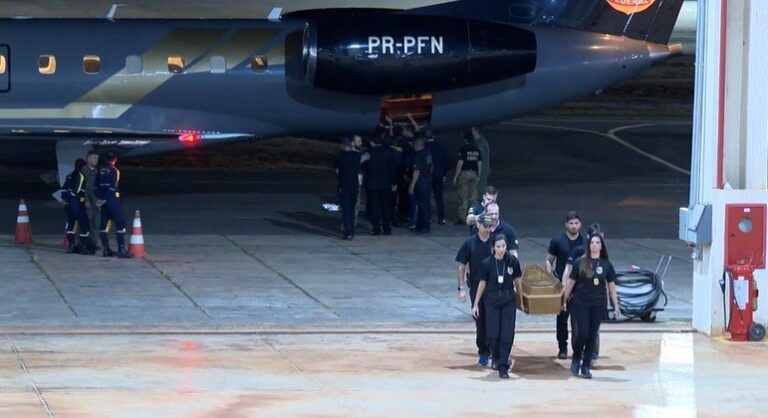 Avião com corpos de Dom e Bruno deixa Brasília