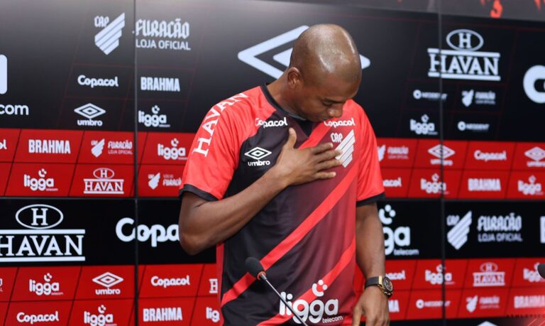 Athletico-PR apresenta oficialmente o volante Fernandinho