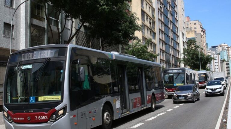 Motoristas aprovam greve de ônibus amanhã em São Paulo