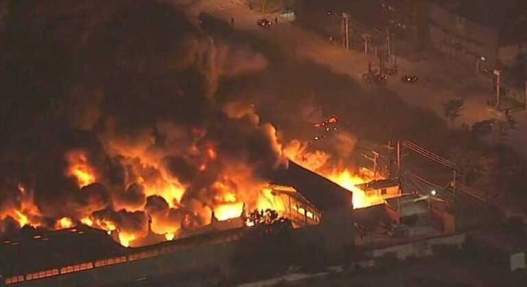 Incêndio de grandes proporções atinge galpão de reciclagem em Guarulhos (SP)