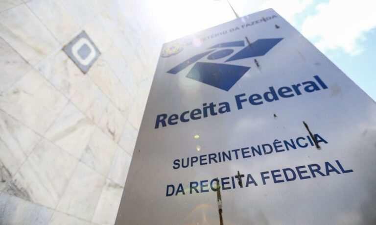 Receita Federal deixa de exigir autenticação de documentos