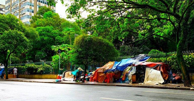 São Paulo propõe pagar salário para quem acolher morador de rua