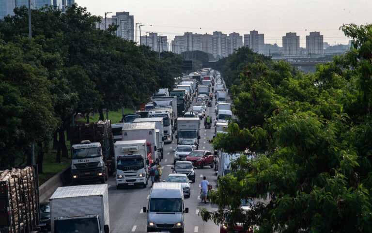 SP: com greve de ônibus, rodízio e corredores exclusivos são liberados