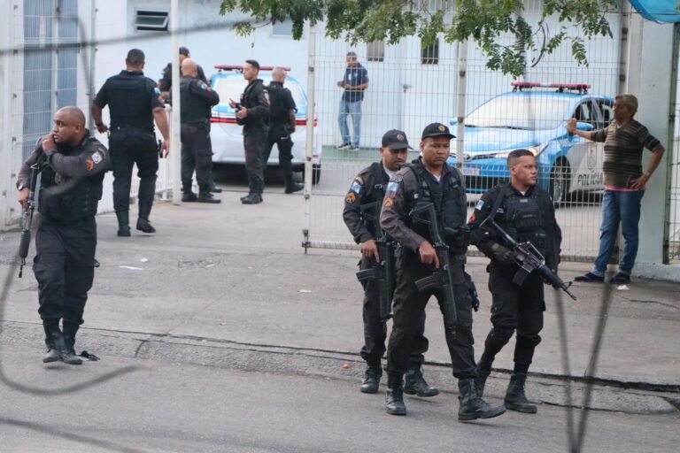 Operação civil e militar na Favela do Alemão deixa três mortos no Rio