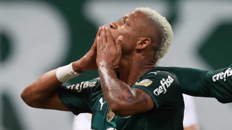 Barcelona projeta tirar Danilo do Palmeiras