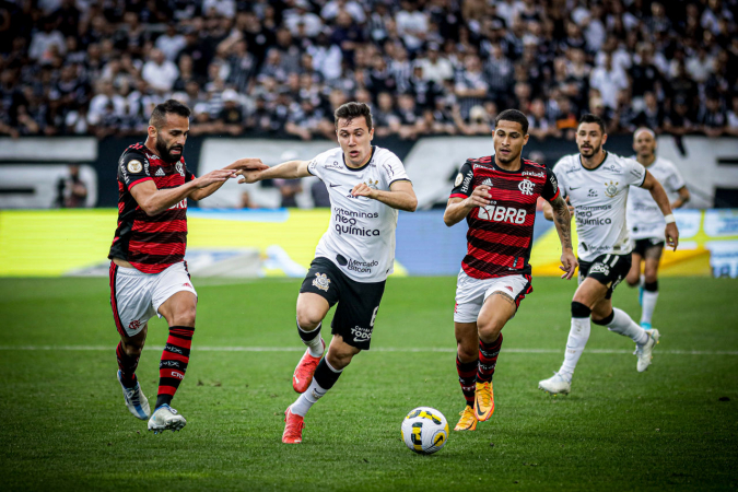 Com gol contra de Rodinei, Corinthians bate o Flamengo na prévia do encontro pela Libertadores