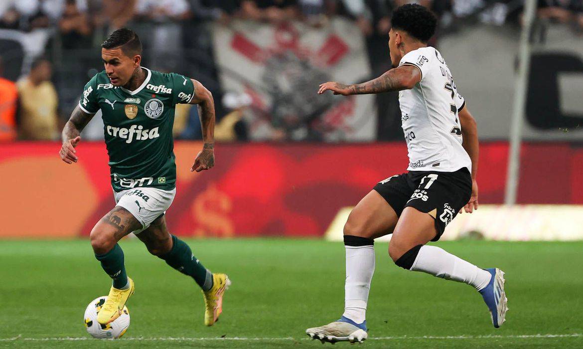 Palmeiras bate Corinthians e amplia vantagem na ponta do Brasileiro