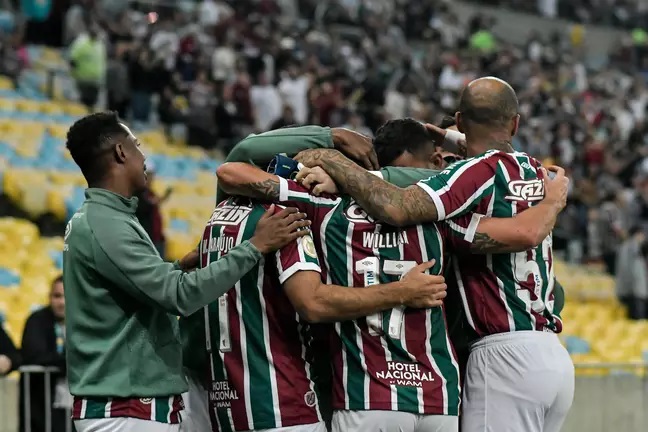 Fluminense goleia Coritiba e dorme na vice-liderança do Brasileirão