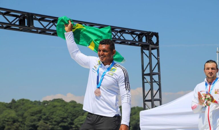 Isaquias Queiroz é campeão mundial no C1 500 metros no Canadá