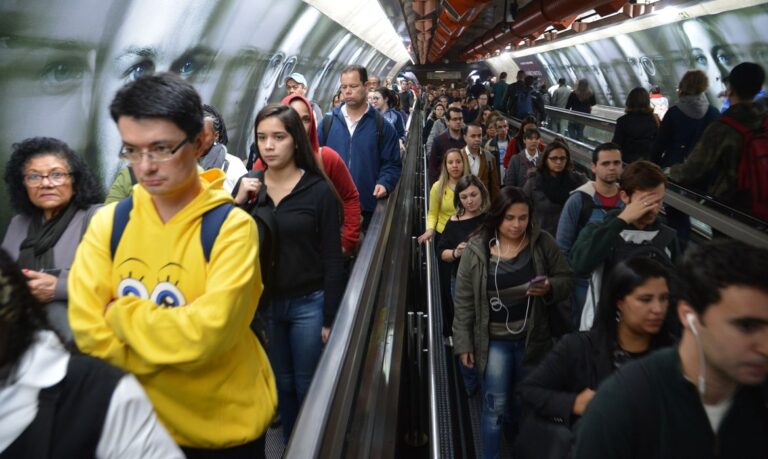 Metrô de São Paulo recebe campanha de orientação e testes de HIV/AIDS