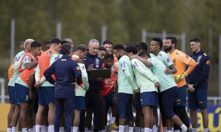 Com equipe completa, Tite comanda treino em Le Havre