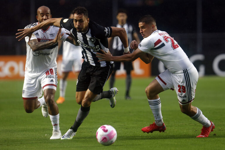 Com gol de pênalti, Botafogo vence o São Paulo no Morumbi