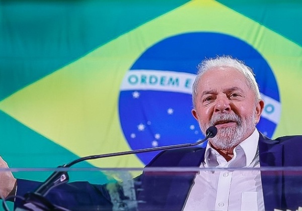 Lula diz que é preciso melhorar salários de professores