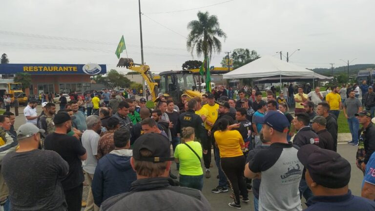 Caminhoneiros fecham rodovias contra resultado das urnas após derrota de Bolsonaro