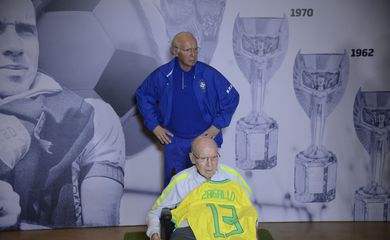 CBF inaugura, no Rio, estátua em homenagem a Zagallo