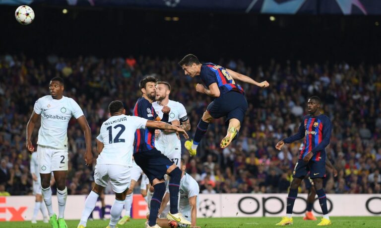 Com dois gols no final, Lewandowski mantém Barcelona vivo na Champions