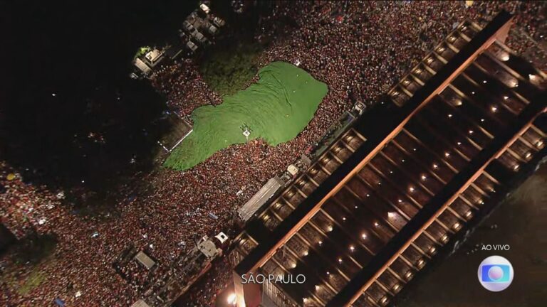 ‘Derrotamos o autoritarismo e o fascismo, a democracia está de volta’, diz Lula para multidão na Avenida Paulista