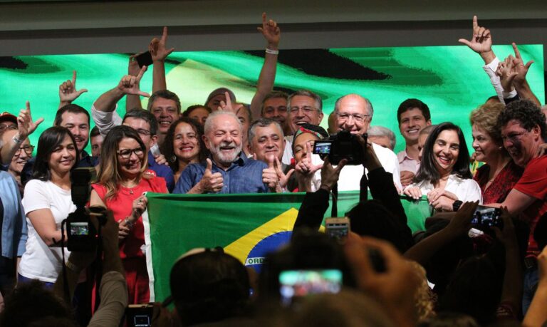 Lula diz que irá governar para 215 milhões e retomar diálogo com Poderes