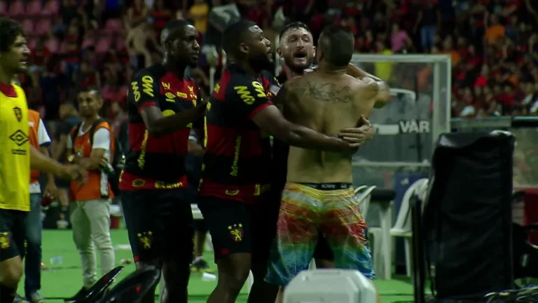 VÍDEO: Torcida do Sport invade campo após pênalti para o Vasco e provocação