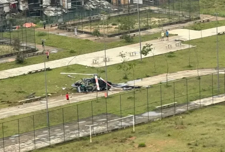 Helicóptero cai em Campo Belo, na Zona Sul de SP; Duas pessoas ficaram feridas