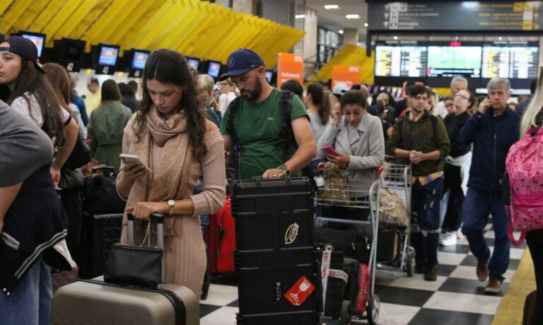 Passageiros enfrentam longas filas para tentar embarcar em Congonhas