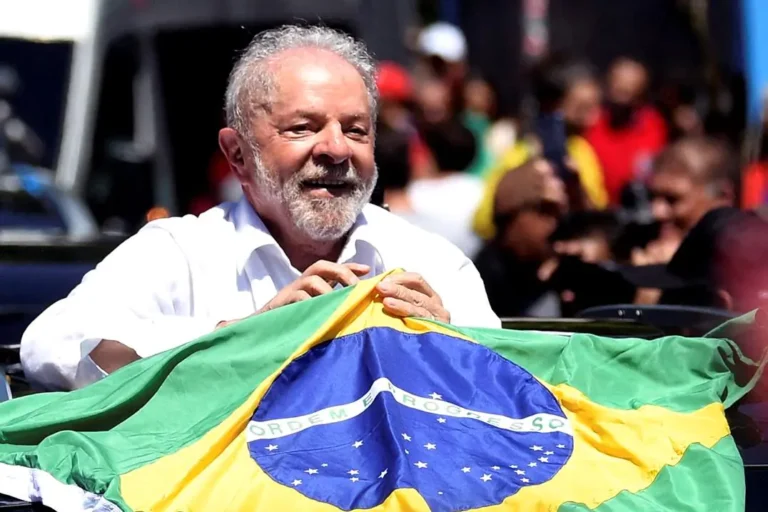 Em disputa acirrada, Lula vence as eleições no Brasil pela 3ª vez