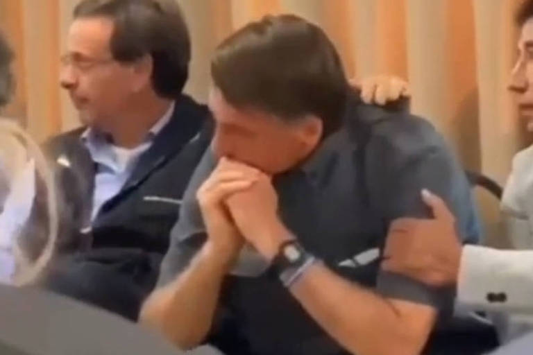 Vídeo: Bolsonaro chora durante culto evangélico e momento viraliza