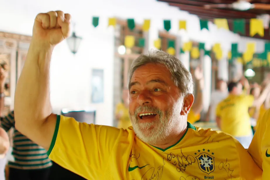 ‘Vamos usar nossa camisa verde e amarela com orgulho’, diz Lula em dia de estreia da Copa