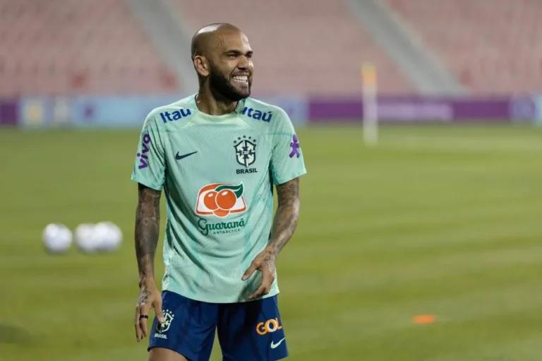 Daniel Alves será o capitão da Seleção Brasileira contra Camarões