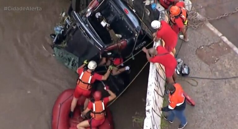 Condutor morre após carro despencar em córrego durante temporal na Grande SP